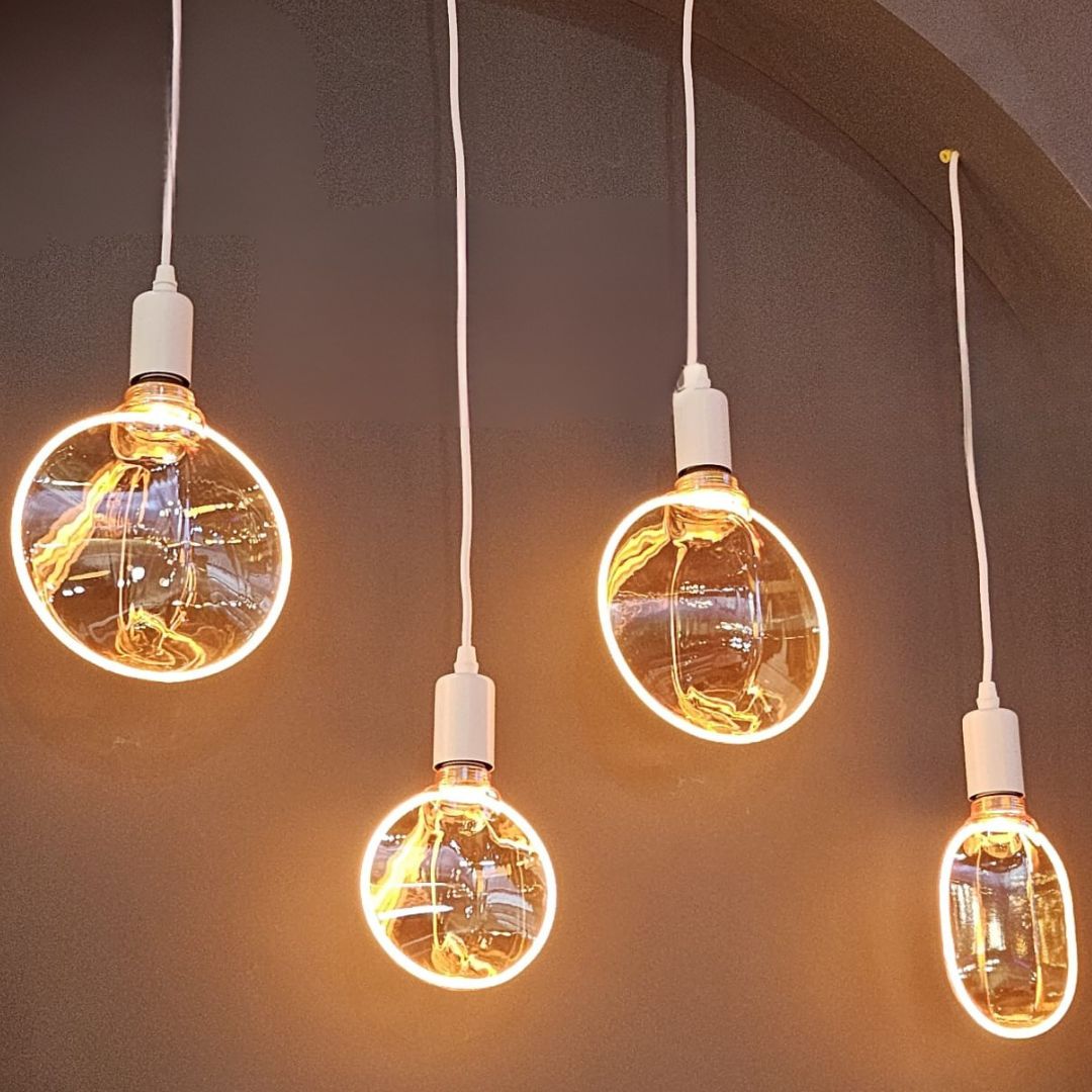 O filamento decorativo conduziu a forma da folha da lâmpada E27 4W 1800K no vidro dourado