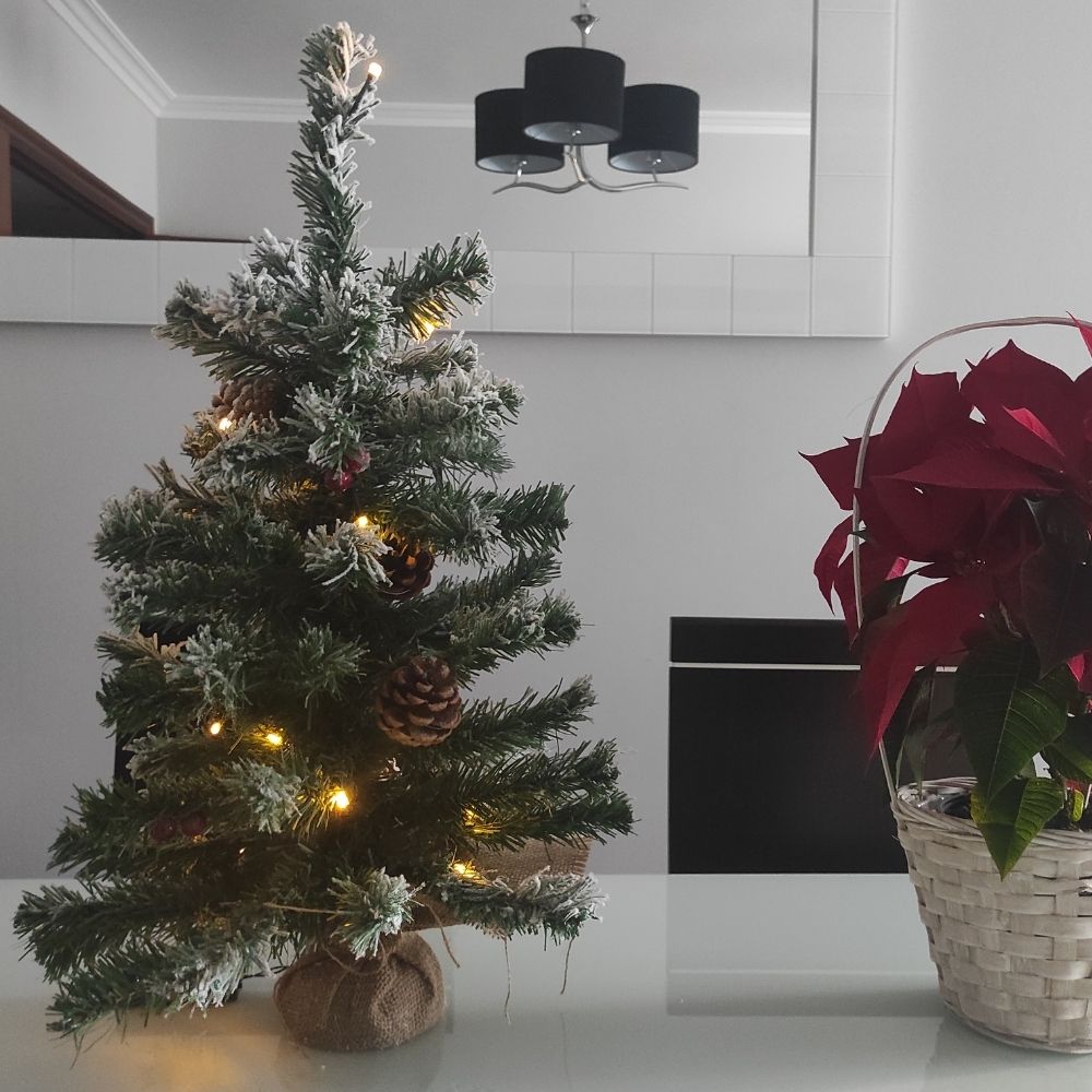 Sapin de Noël LED enneigé avec pommes de pin et boules rouges 60 cm