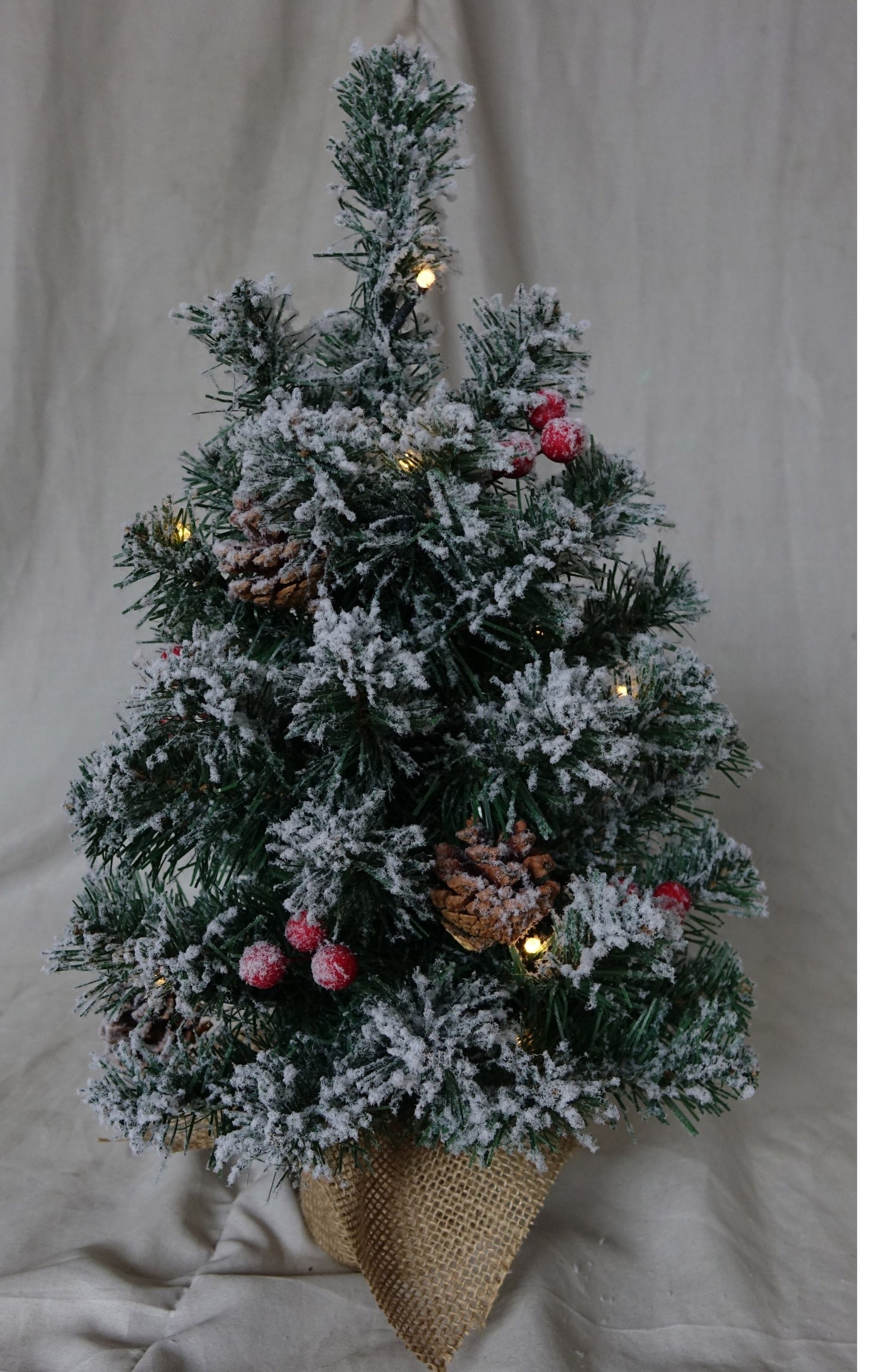 Sapin de Noël LED enneigé avec pommes de pin et boules rouges 60 cm