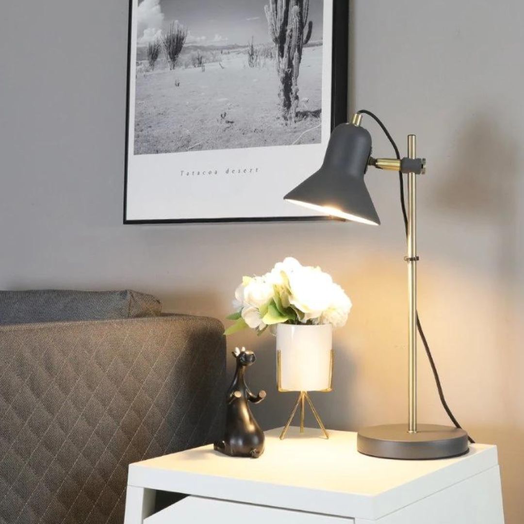 Lámpara de Mesa en Metal – Tulipa y Base Gris, Pie Dorado Ajustable y Cabezal Orientable