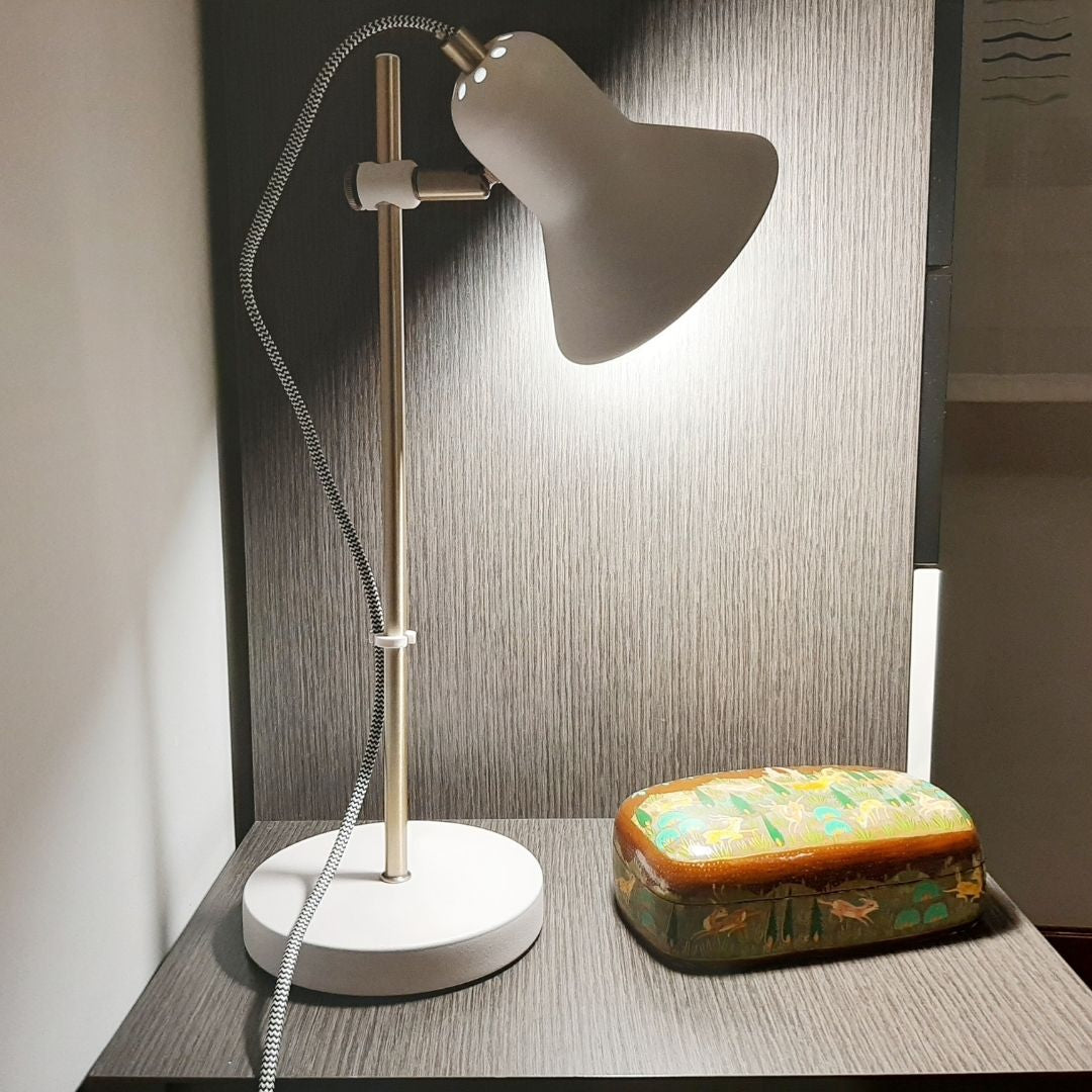Candeeiro de mesa em metal com abajur ajustável branco e base dourada