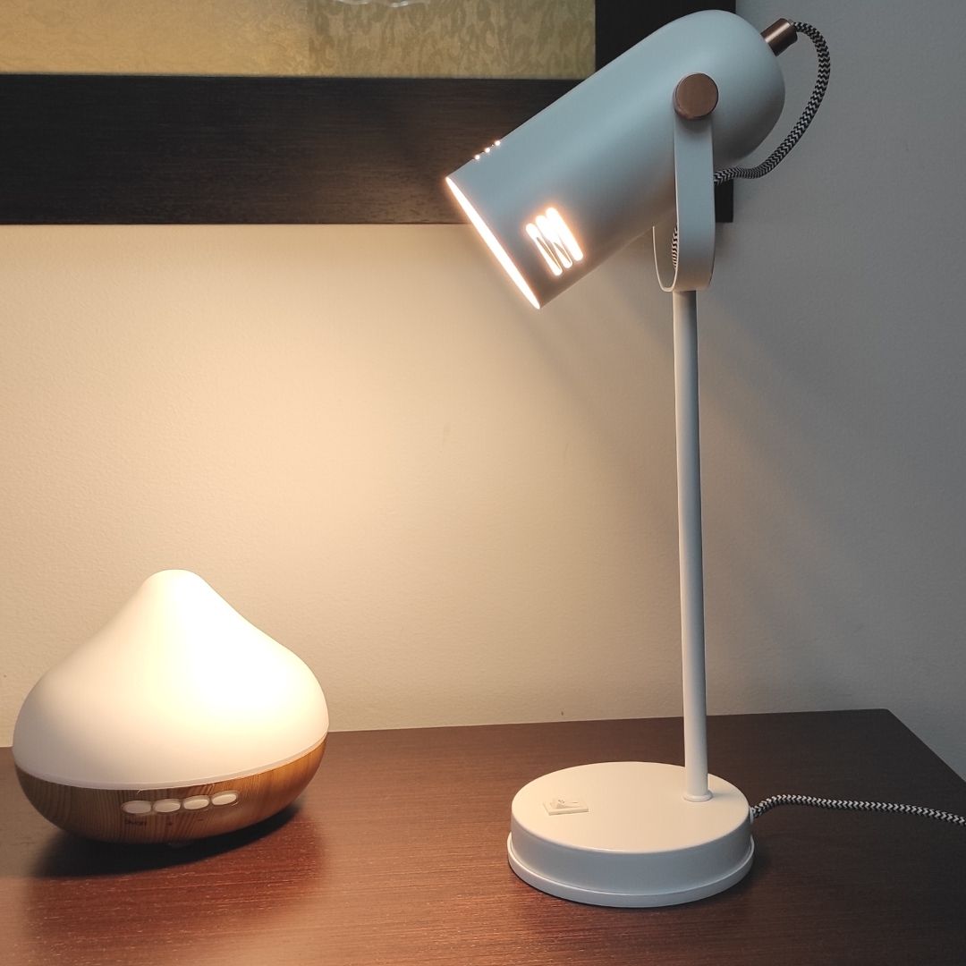 Lampe de table avec spot orientable en métal blanc et cuivre