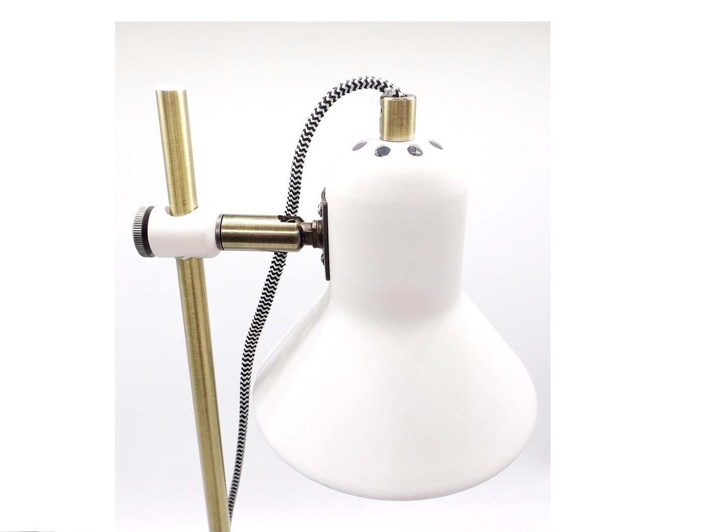 Candeeiro de mesa em metal com abajur ajustável branco e base dourada