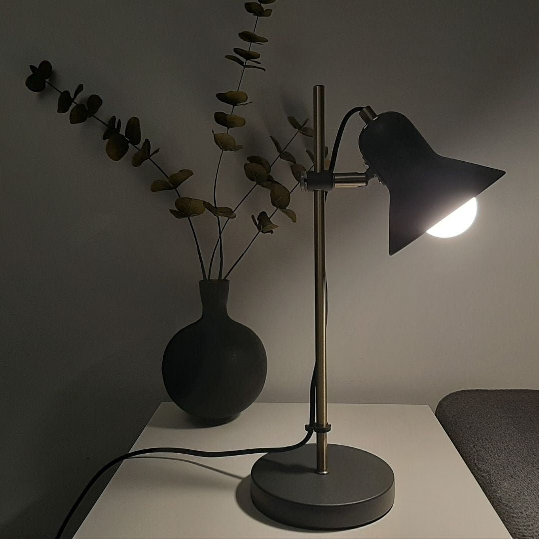 Lámpara de Mesa en Metal – Tulipa y Base Gris, Pie Dorado Ajustable y Cabezal Orientable