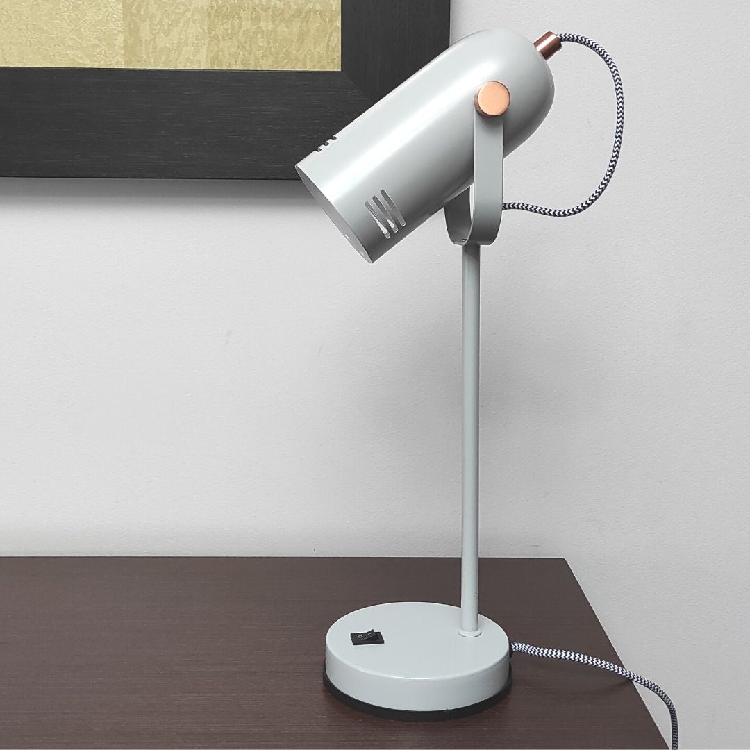 Candeeiro de mesa em metal cinzento e cobre com foco ajustável