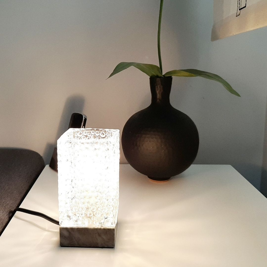 Candeeiro de mesa LED com base em mármore preto e abajur de vidro