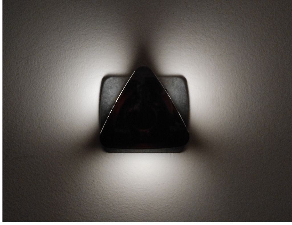 Veilleuse LED Triangle Gris Pilote avec Capteur Crépusculaire 0,3W 4000K