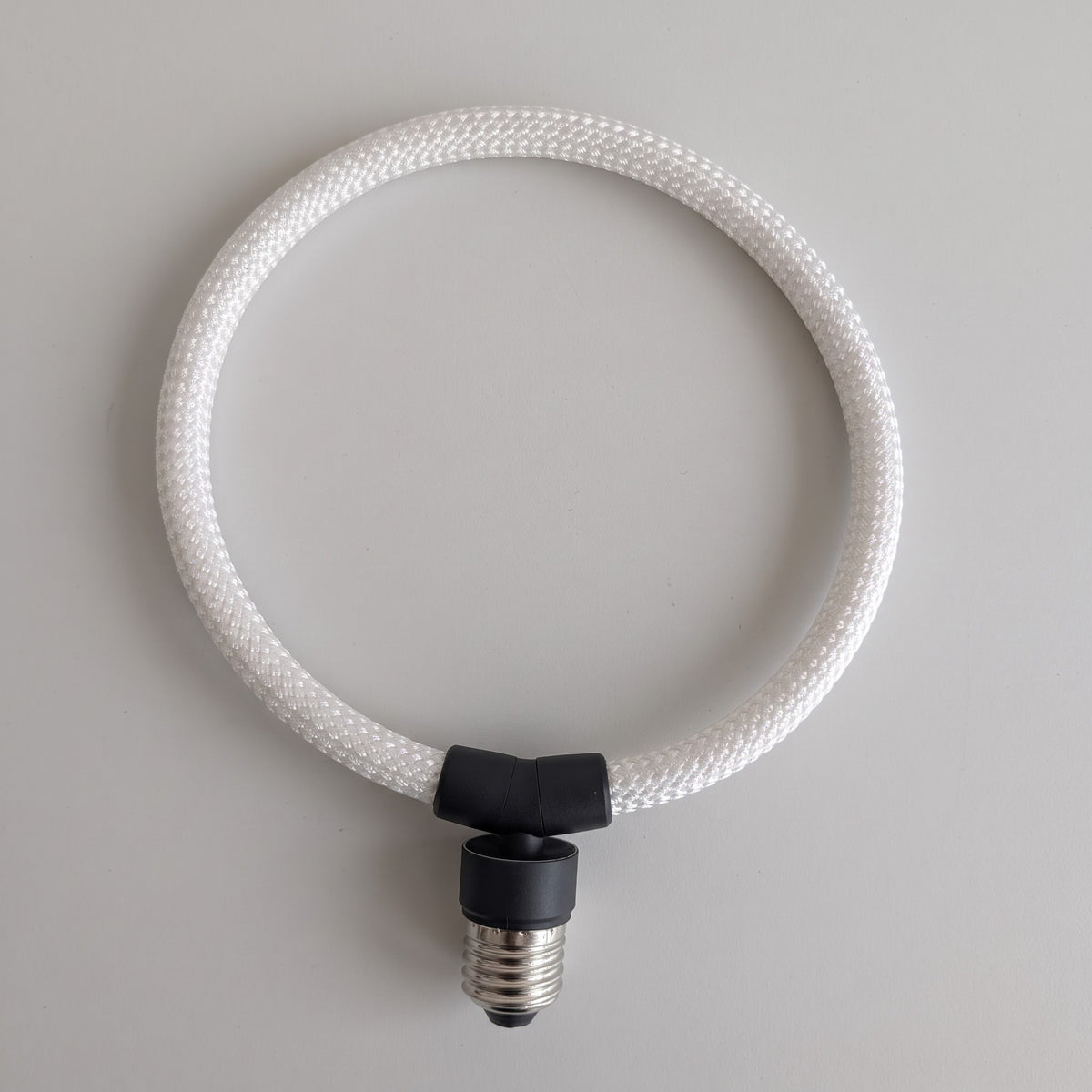 Bombilla LED E27 Decorativa con Aro de Cuerda Blanca – Luz Cálida 1800K