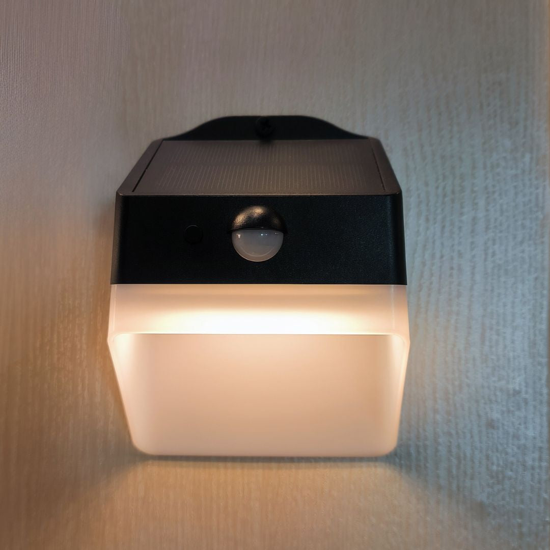 Aplique LED Solar 2W 3000K com Crepúsculo e Sensor de Presença IP65