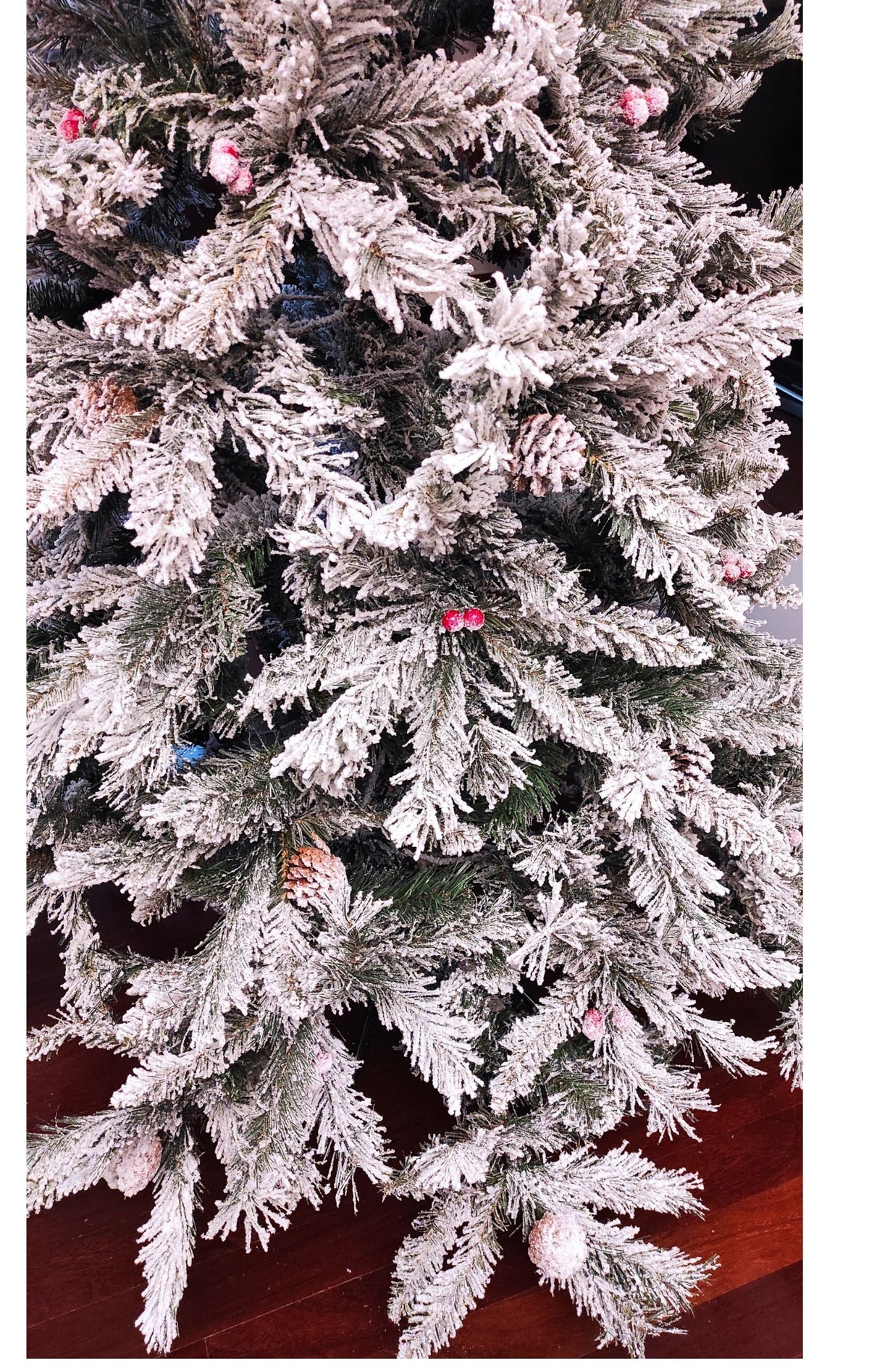 Árbol de Navidad LED Nevado 180cm con Piñas y Bolitas Rojas