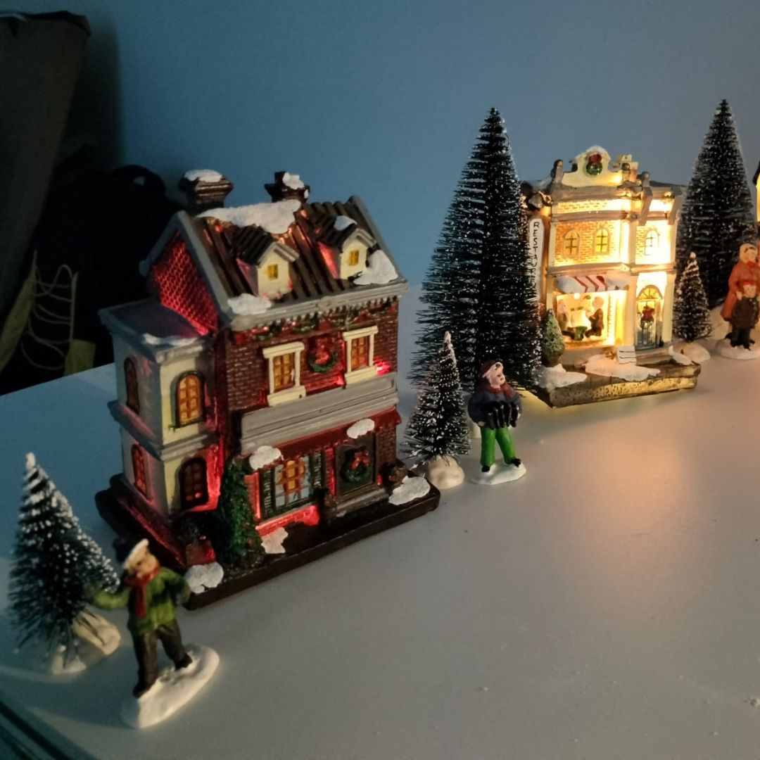 Juego de Casas Navideñas con Nieve, Figuras y Pinos Nevados - Decoración de Navidad
