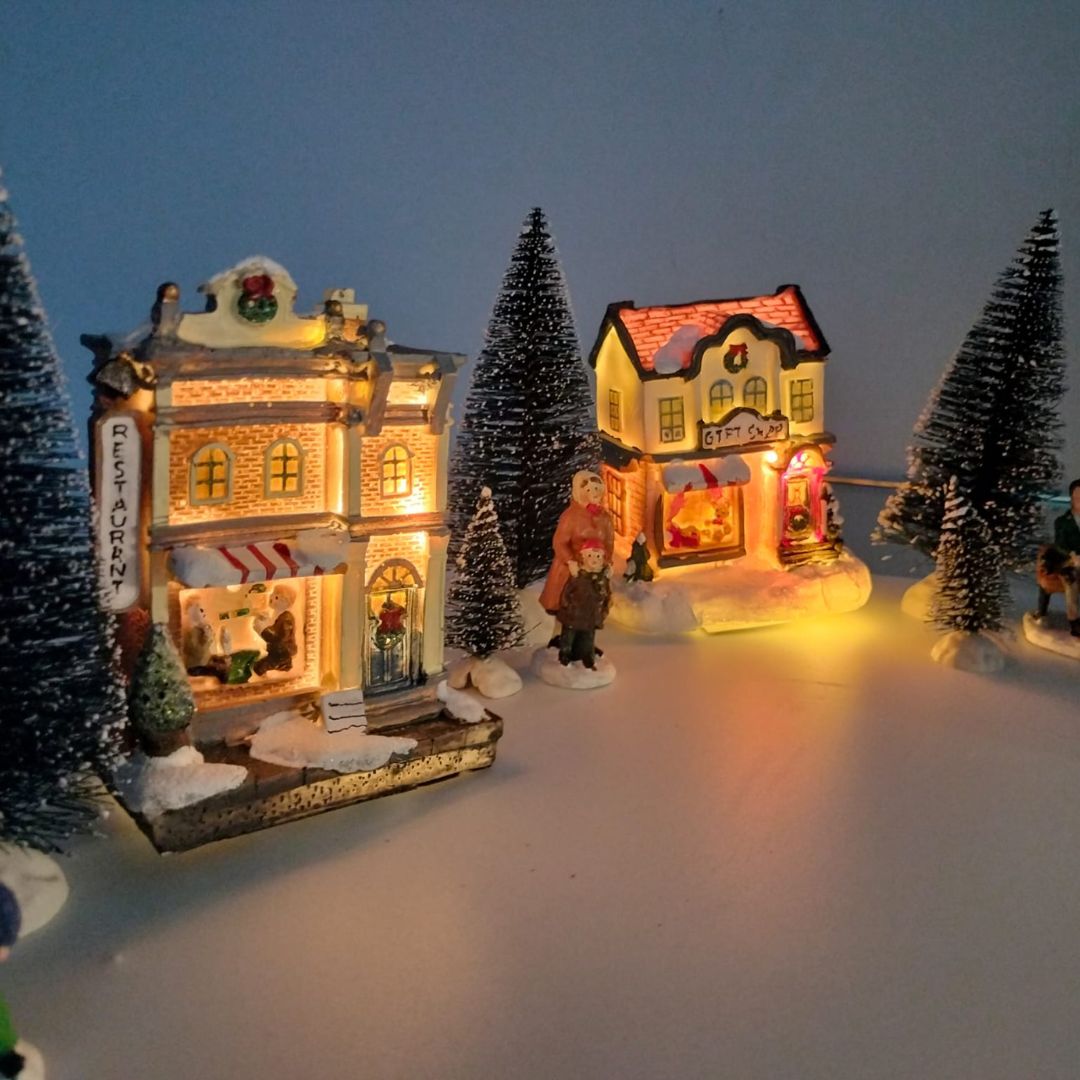 Juego de Casas Navideñas con Nieve, Figuras y Pinos Nevados - Decoración de Navidad