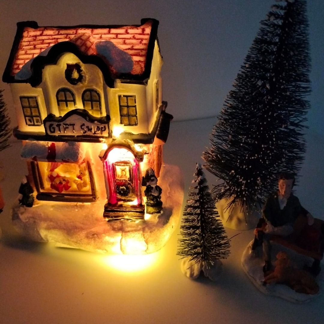 Juego de Casas Navideñas con Nieve, Figuras y Pinos Nevados - Decoración de Navidad
