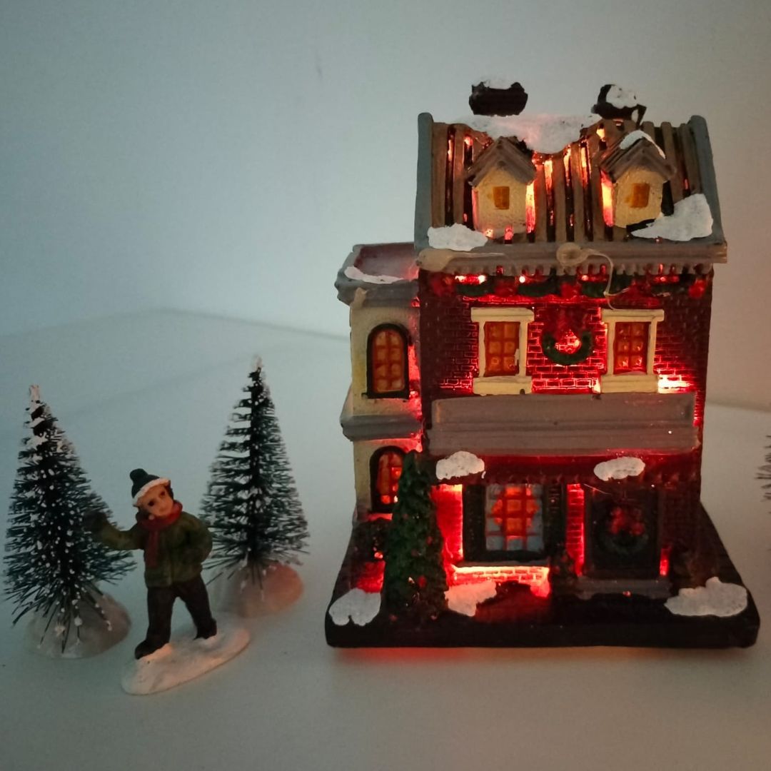 Juego de Casas Navideñas con Nieve, Figuras y Pinos Nevados - Decoración de Navidad