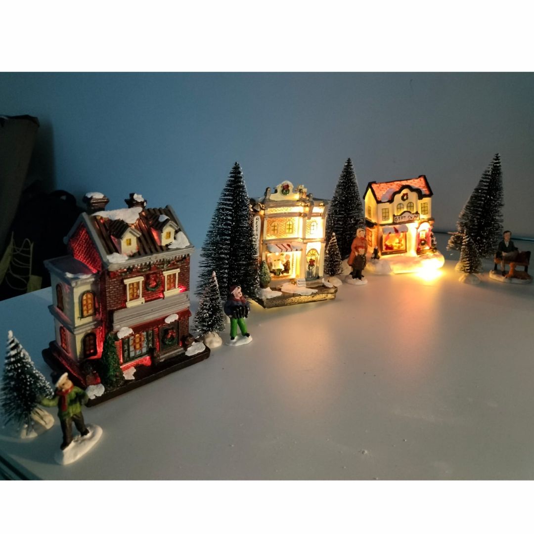 Juego de Casas Navideñas con Nieve, Figuras y Pinos Nevados - Decoración de Navidad