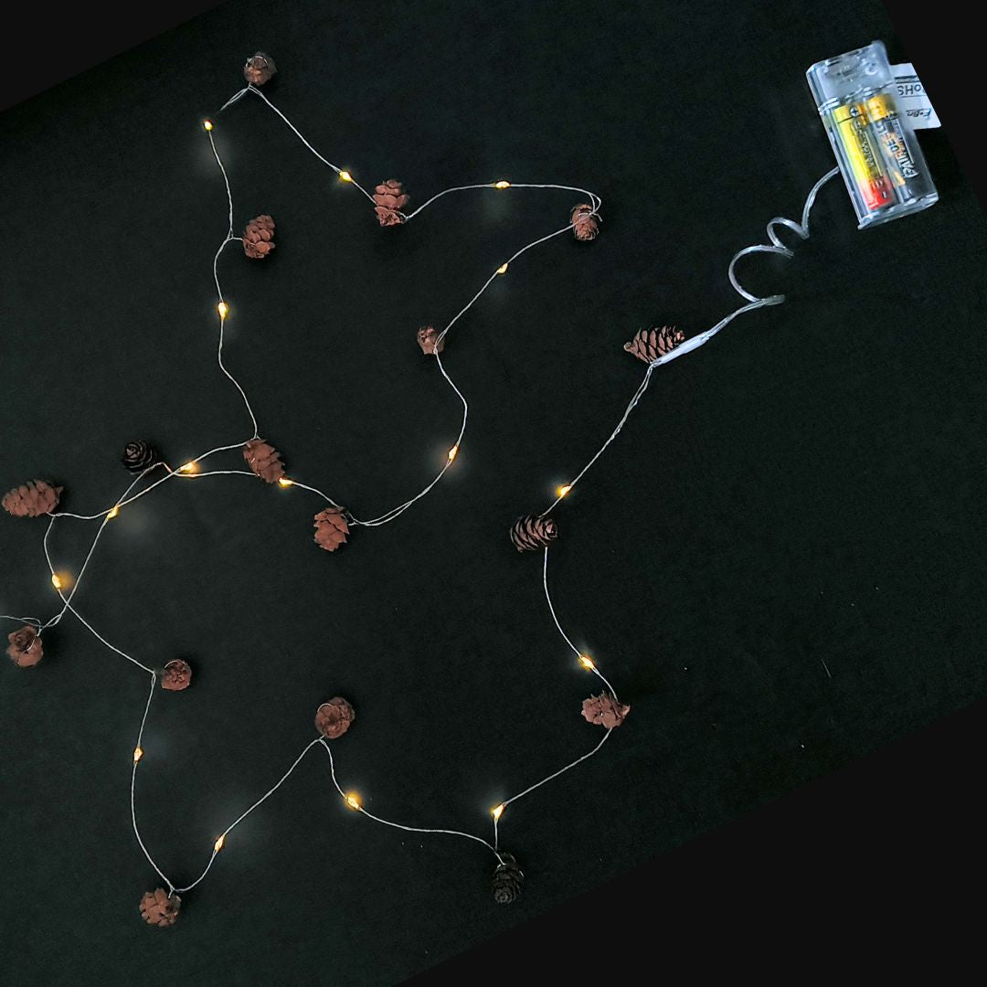 Guirnalda LED con Piñas Marrones – 20 Luces Cálidas 1,9 m