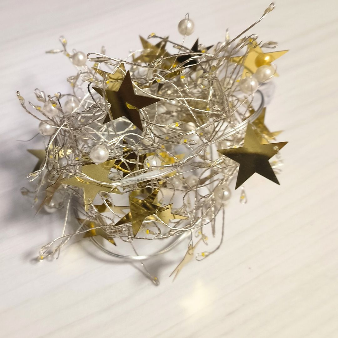 Guirnalda LED con Estrellas Doradas y Perlas Blancas – 200 Luces Cálidas, 1,5 m