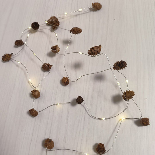 Guirnalda LED con Piñas Marrones – 20 Luces Cálidas 1,9 m
