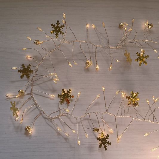 Guirnalda LED con Copos y Estrellas Doradas – 200 Luces Cálidas, 1,5 m