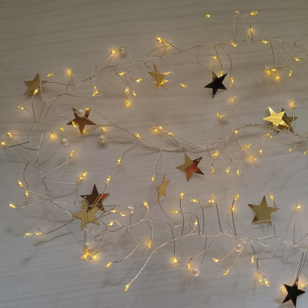 Guirnalda LED con Estrellas Doradas y Perlas Blancas – 200 Luces Cálidas, 1,5 m