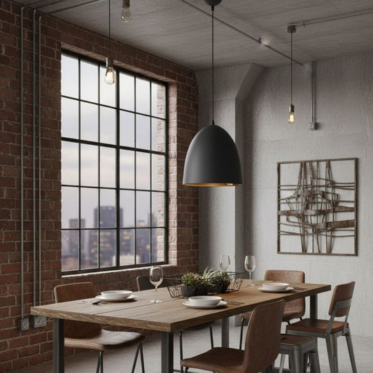 Candeeiro suspenso de metal preto com interior em ouro velho