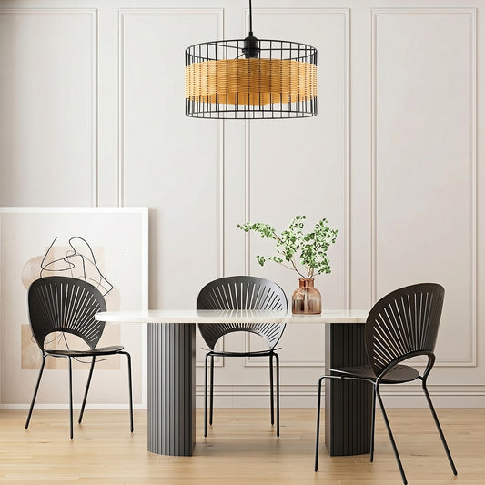 Luminária pendente de teto com abajur de metal preto e rattan: elegância e estilo natural