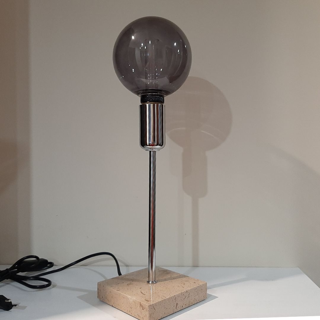 Candeeiro de mesa com base em mármore castanho e base prateada