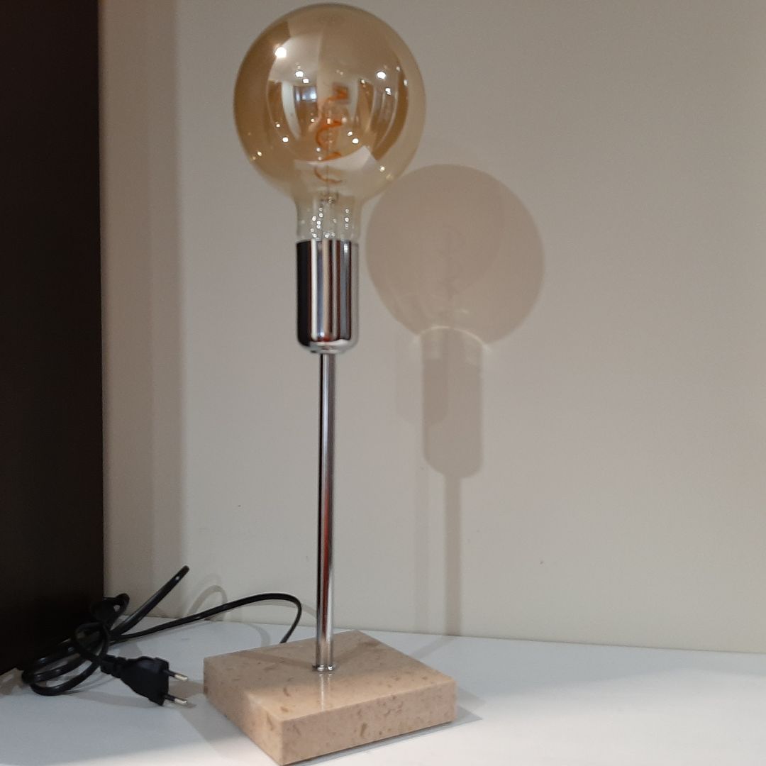 Candeeiro de mesa com base em mármore castanho e base prateada
