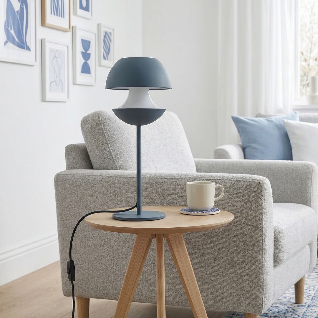 Candeeiro de mesa com tulipa azul e branca