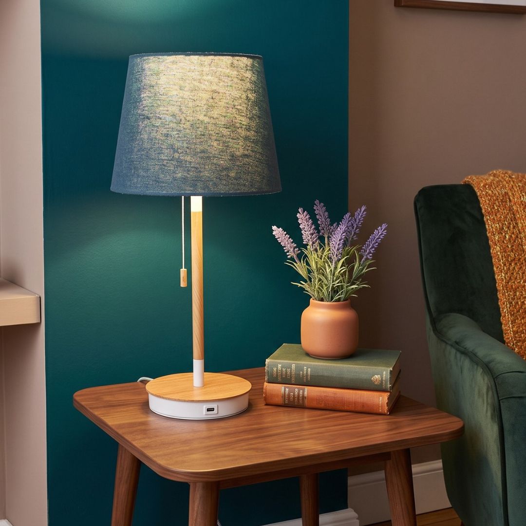 Candeeiro de mesa em tecido azul e madeira com carregador USB