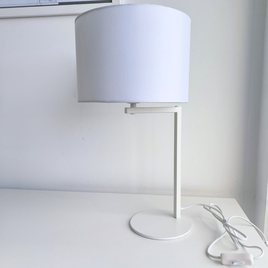 Lámpara de Mesa Metálica con Tulipa en Tela – E27, 40W, Estilo Moderno