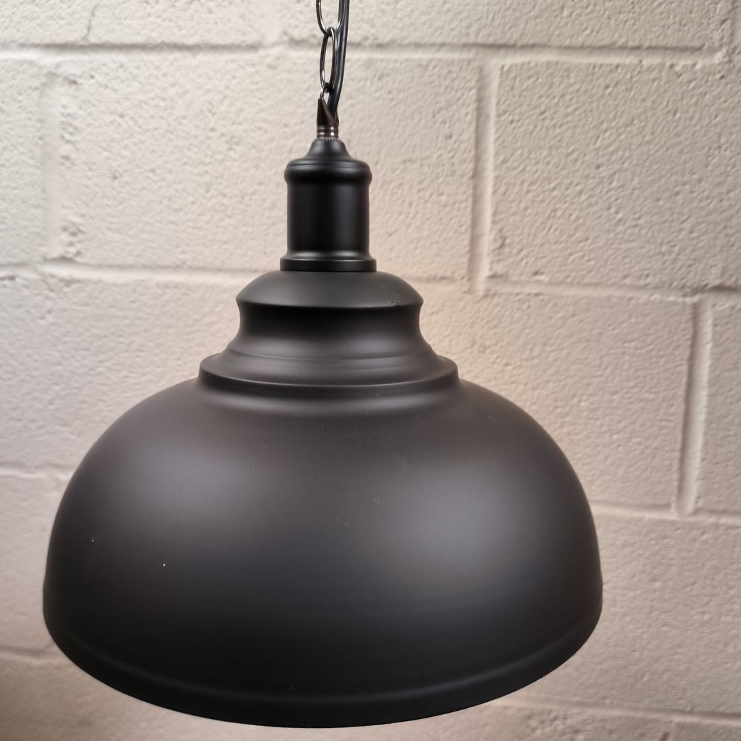 Lámpara Colgante de Metal Negra con Cadena - Elegancia Industrial para tu Hogar