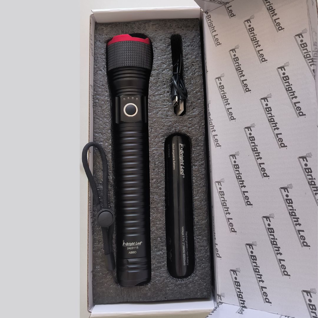 Lanterna LED recarregável USB profissional de alta potência, zoom e intensidade ajustável