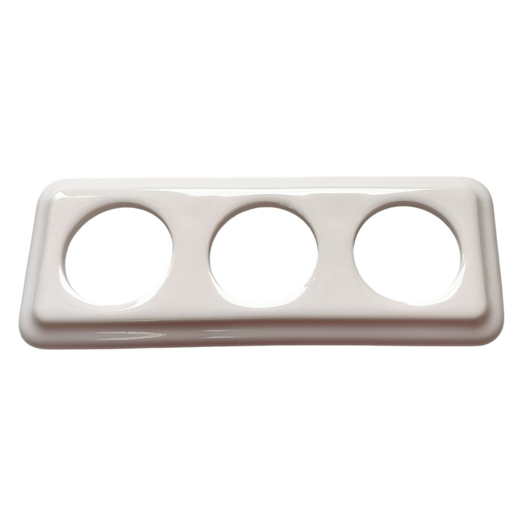 Marco Triple Cuadrado de Empotrar en Porcelana Blanca – Para 3 Mecanismos