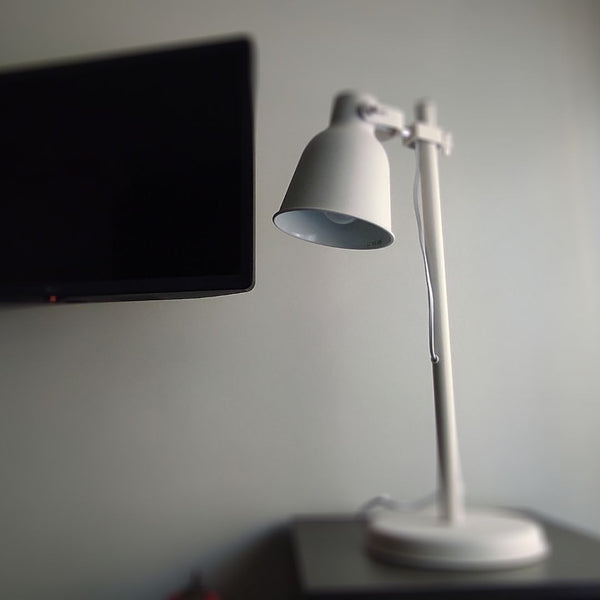 Lámpara de Mesa de metal blanca con foco orientable
