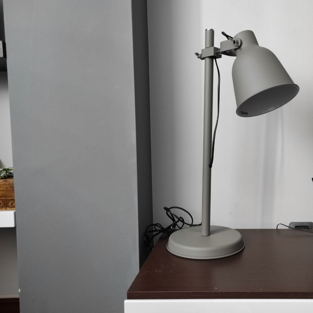 Lámpara de Mesa de metal gris con foco orientable
