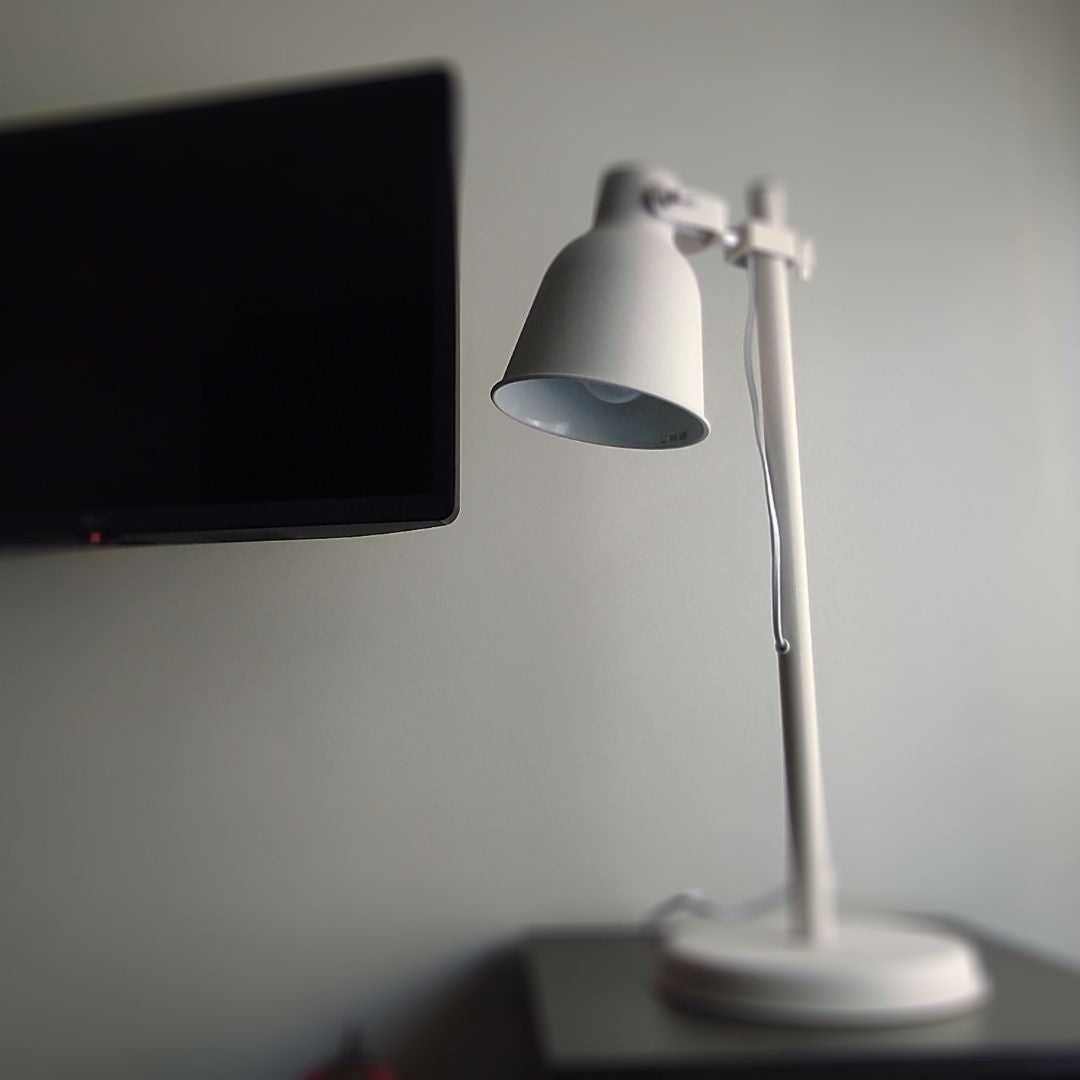 Lámpara de Mesa Flexo Blanca de Aluminio con Foco Orientable E27