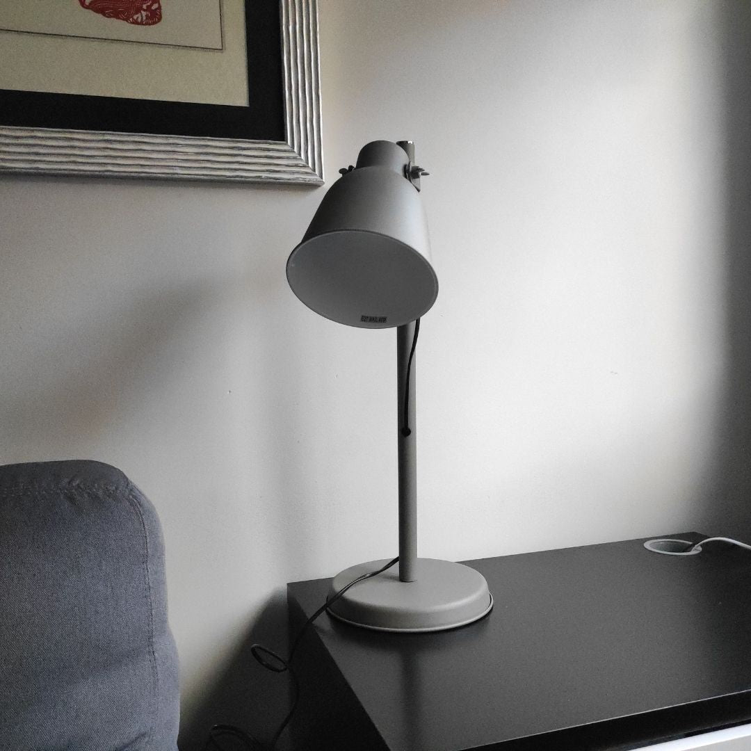 Candeeiro de mesa em metal cinzento com foco ajustável