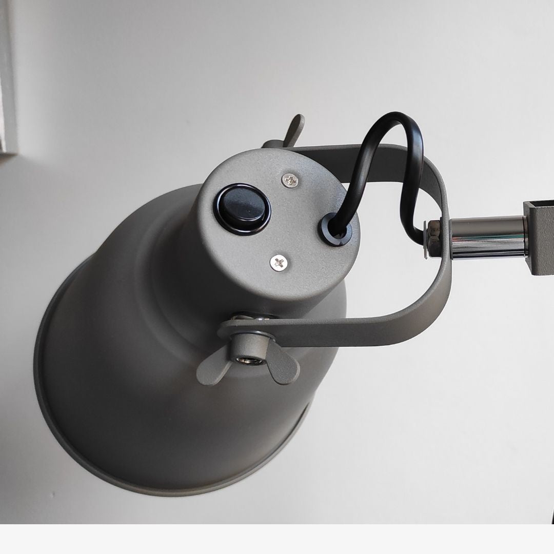 Candeeiro de mesa em metal cinzento com foco ajustável