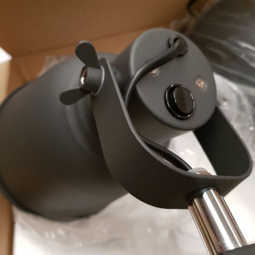 Candeeiro de mesa em metal preto com foco ajustável