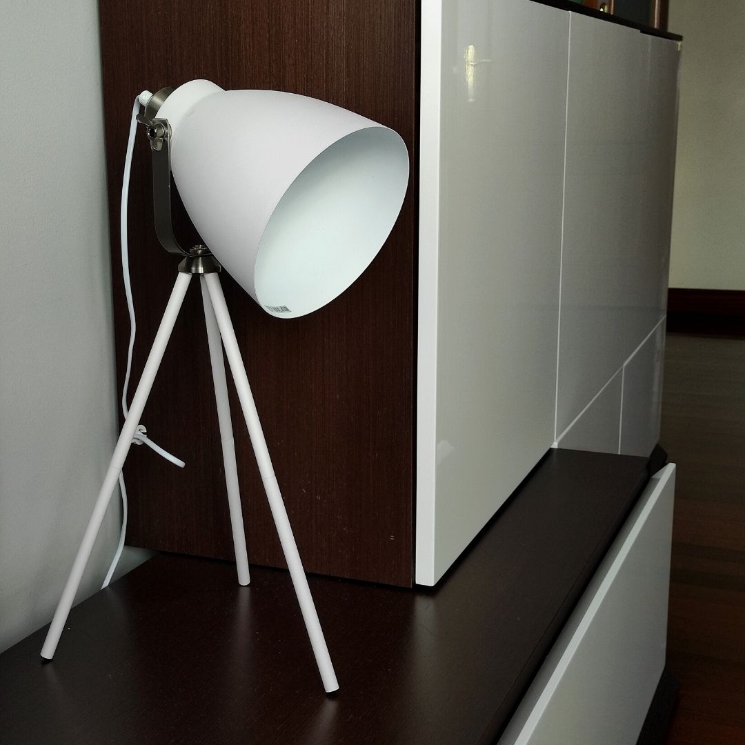 Lámpara de Mesa Vintage en Metal – Trípode Blanco y Tulipa Blanco/Plata 1