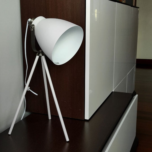 Lámpara de Mesa Vintage en Metal – Trípode Blanco y Tulipa Blanco/Plata 1