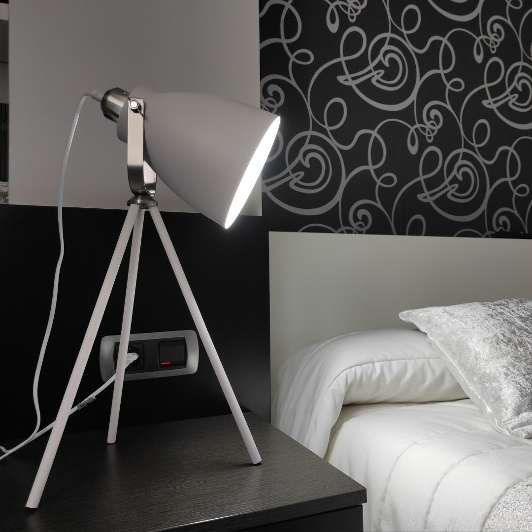 Lámpara de Mesa Vintage en Metal – Trípode Blanco y Tulipa Blanco/Plata 2
