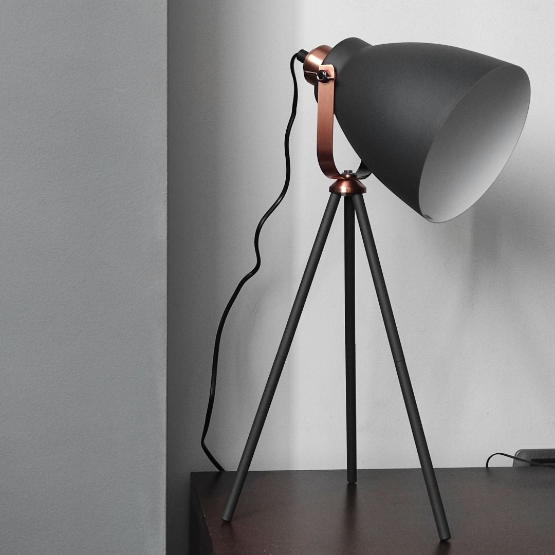 Lámpara de Mesa Vintage en Metal – Trípode Negro y Tulipa Negro/Cobre 1