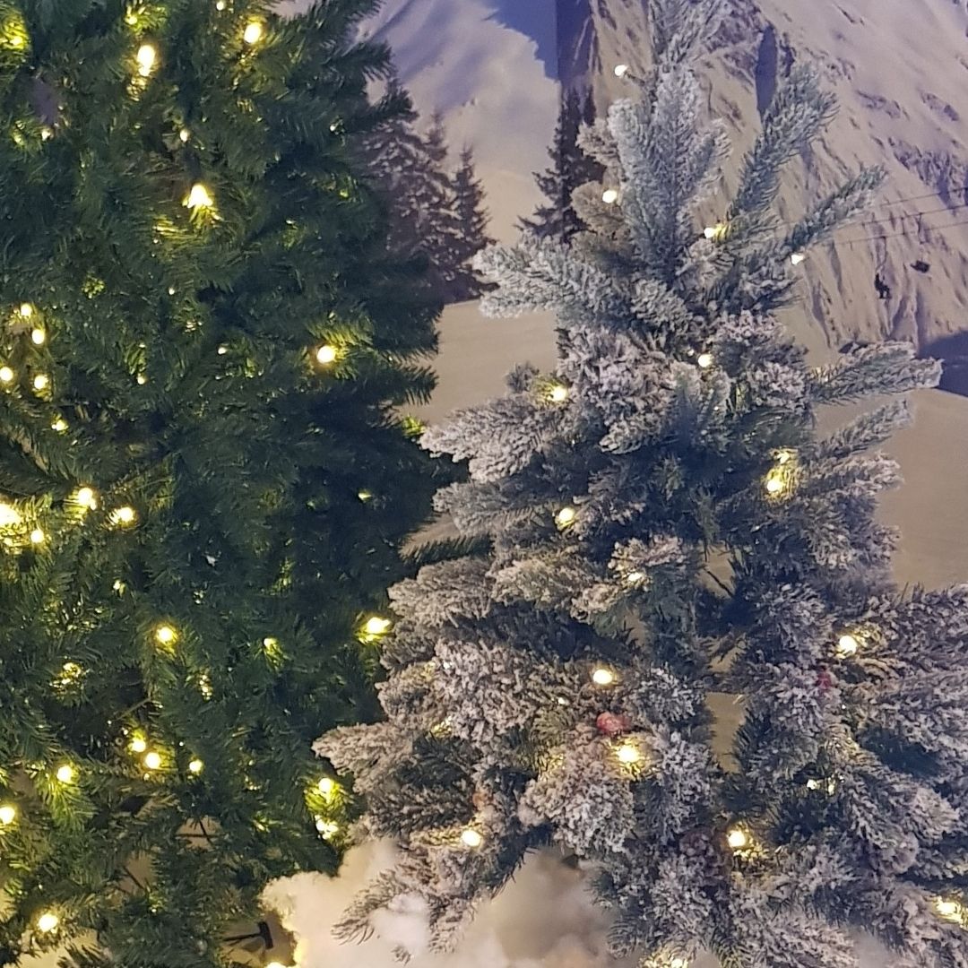 Árbol Navidad Led Nevado con Piñas y Bolitas Rojas 90cm