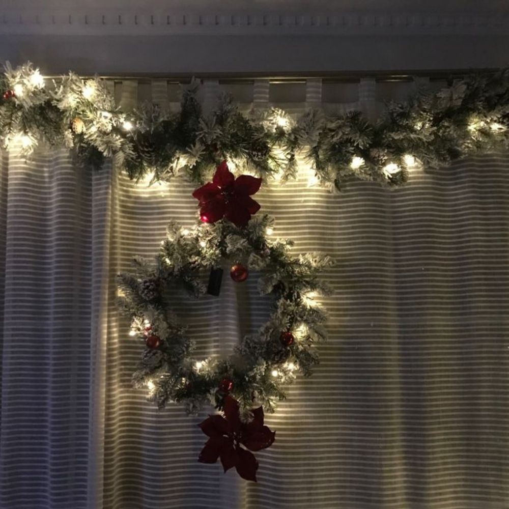 Corona de Navidad Nevada 60cm con Luces Led, Piñas y Bolitas Rojas