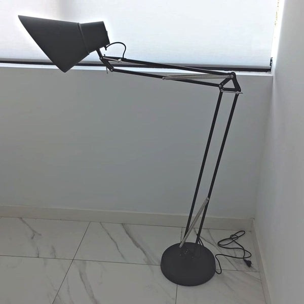 Lámpara de Pie orientable de metal negro