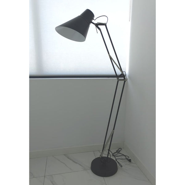 Lámpara de Pie orientable de metal negro