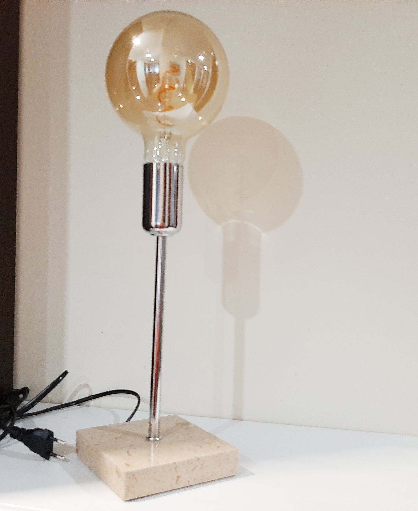 Lámpara de mesa con base de mármol marrón, pie plateado e interruptor