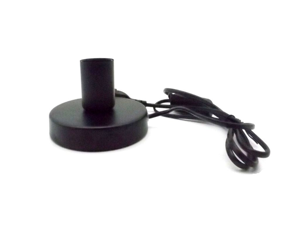 Lámpara de mesa de metal negro con cable e interruptor